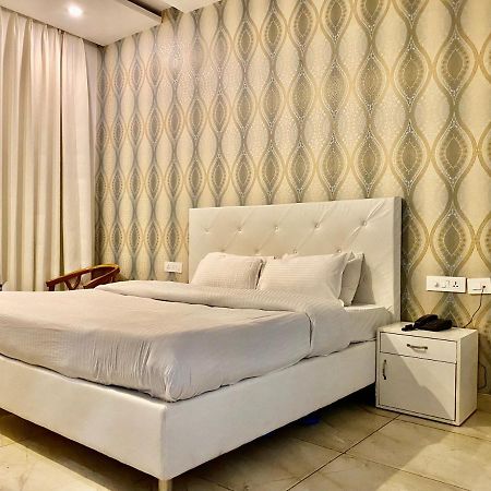 Hotel Hollywood Zirakpur Chandigarh - Family Hotel 외부 사진