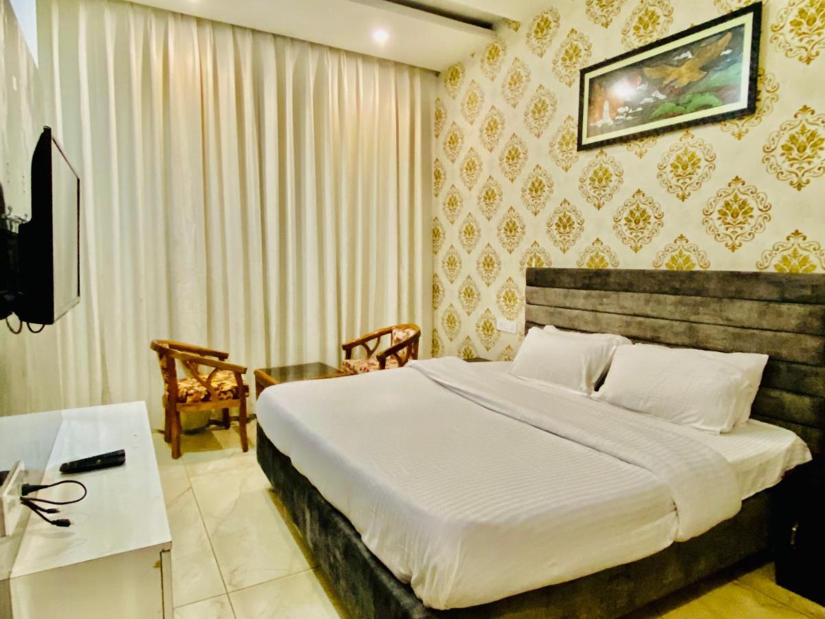 Hotel Hollywood Zirakpur Chandigarh - Family Hotel 외부 사진