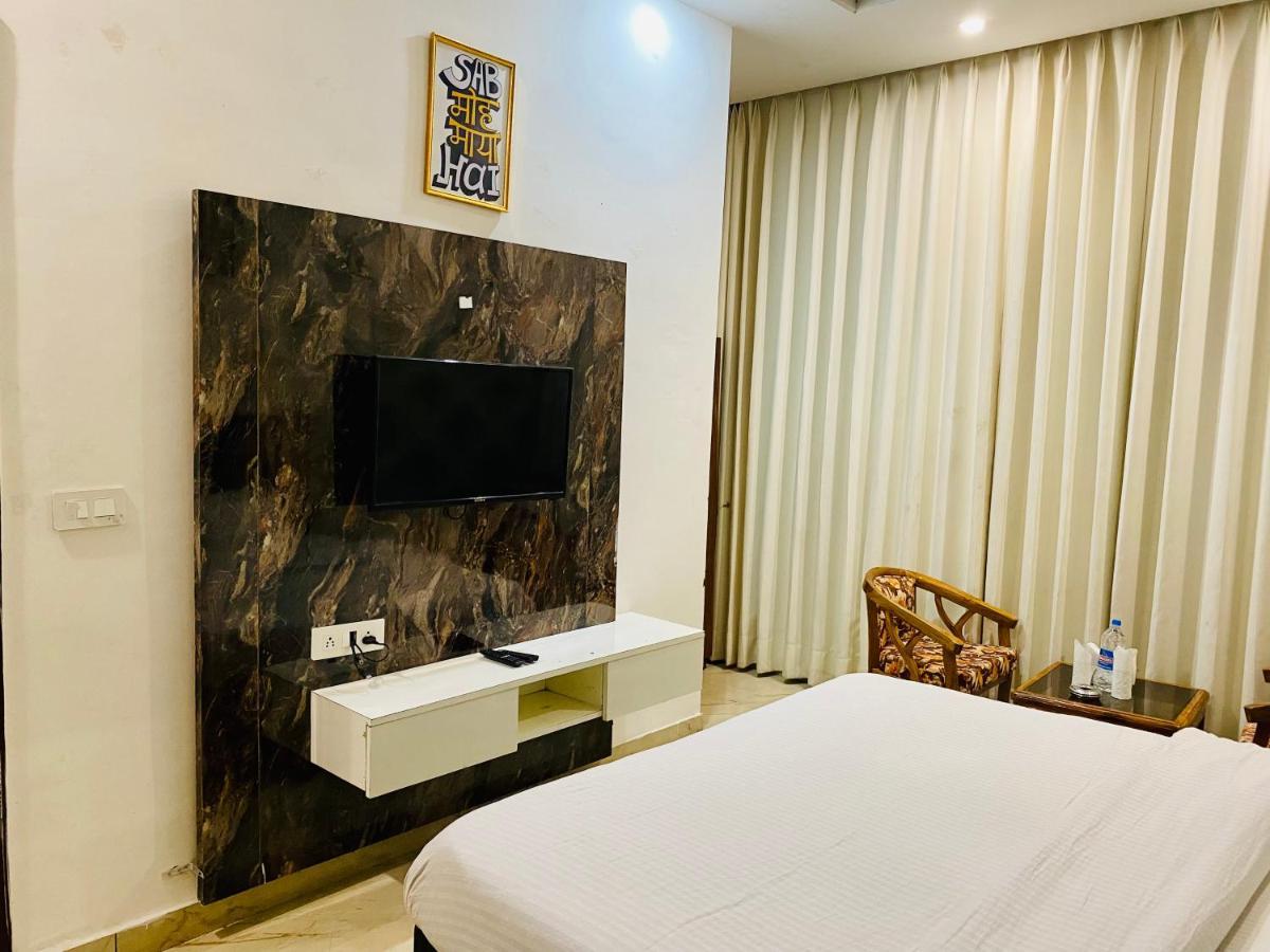 Hotel Hollywood Zirakpur Chandigarh - Family Hotel 외부 사진