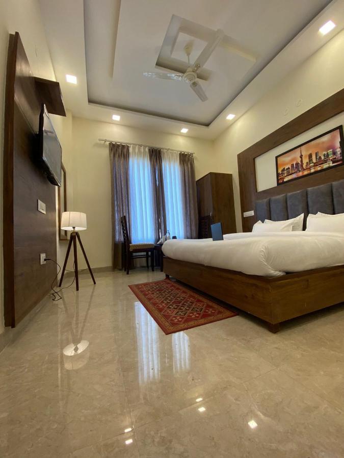 Hotel Hollywood Zirakpur Chandigarh - Family Hotel 외부 사진